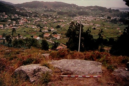 Foto dos petrolifos de Pinal de Caeiro que figura na ficha de Patrimonio.