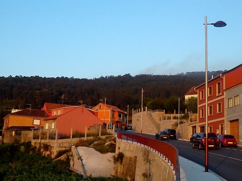 O fume detrás do Alto da Encavada, no monte veciñal de Salcedo.