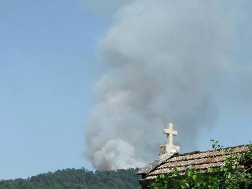 Vista do incendio en Salcedo dende Coirados (Marín). Foto de PauloTroitiño.