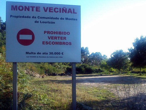 Verquido ilegal de rodas no aparcadoiro do campo de fútbol de Salcedo, en terreos de Lourizán.