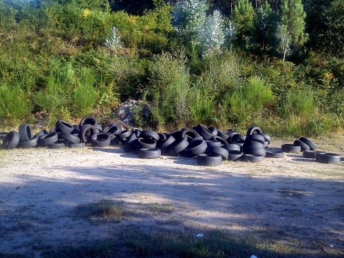 Verquido ilegal de rodas no aparcadoiro do campo de fútbol de Salcedo, en terreos de Lourizán.