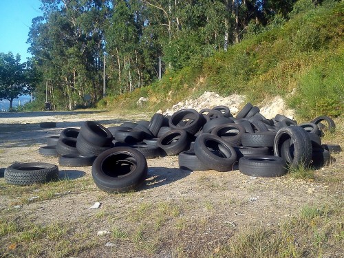 Verquido ilegal de rodas no aparcadoiro do campo de fútbol de Salcedo, en terreos de Lourizán.