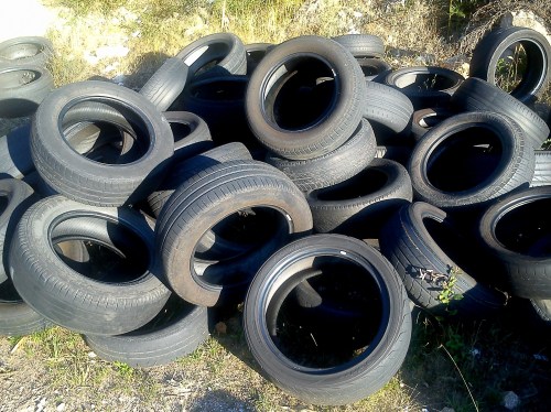 Verquido ilegal de rodas no aparcadoiro do campo de fútbol de Salcedo, en terreos de Lourizán.