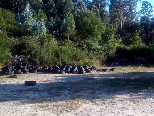 Verquido ilegal de rodas no aparcadoiro do campo de fútbol de Salcedo, en terreos de Lourizán.
