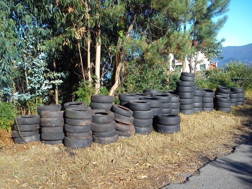 Outro verquido ilegal de rodas, nunha cachada particular, a carón do antigo campo do Pituco.