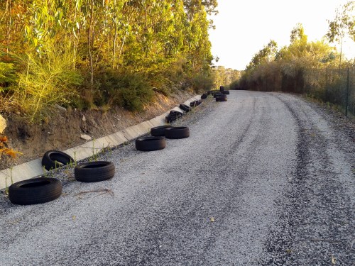 Verquido ilegal de rodas na pista de servizo da Variante de Marín.