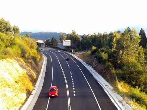 Vista da Variante de Marín dende un lugar próximo ao punto onde está o verquido ilegal.