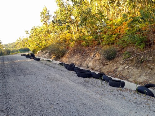 Verquido ilegal de rodas na pista de servizo da Variante de Marín.