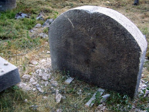 Peza da churrasqueira que se ía instalar da arboreda a carón do Monte Pituco.