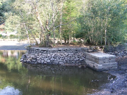 Nivel mínimo de auga na lagoa.