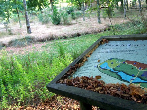 Panel informativo semicuberto de restos vexetais.