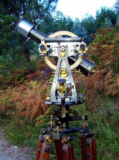 Teodolito do século XIX pertencente ao Observatorio Astronómico de Santiago.