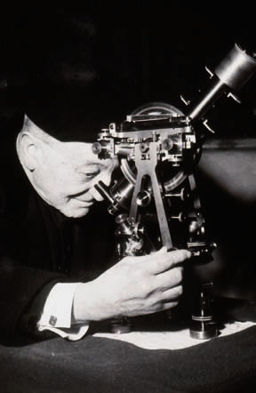 Ramón María Aller manexando o teodolito.