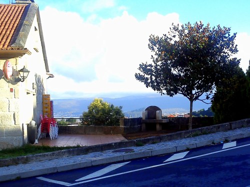 A churrasqueira instalada na terraza da Casa de Montes.