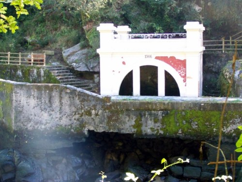 Antigo balneario creado por Casimiro Gómez en 1904 para aproveitar as propiedades minerais das augas do Lérez.