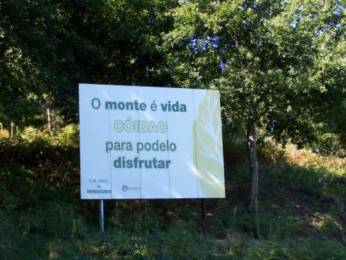 Cartaz instalado pola Comunidade de Montes de Verducido (Pontevedra).
