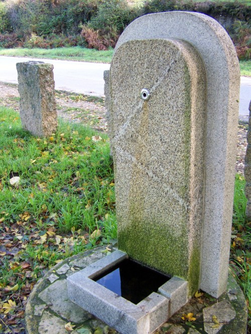 Fonte instalada na arboreda do Pituco, sen billa (novembro de 2013).