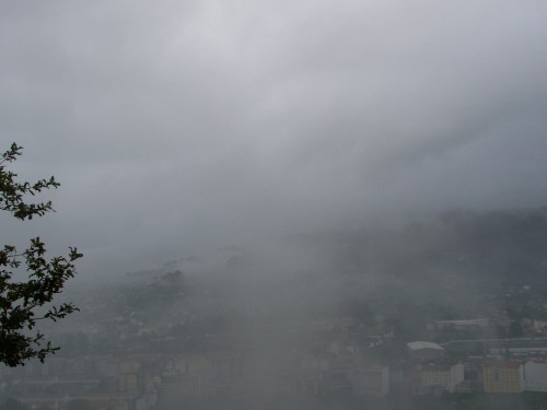 Vista do Monte Pornedo, cuberto de néboa, dende a Subidá.