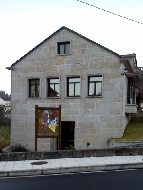 No panel informativo a carón da Comunidade de Montes non hai aviso ningún de asemblea.