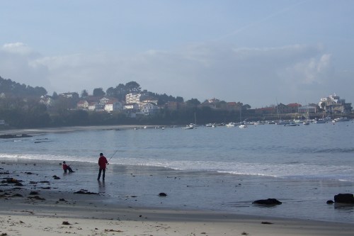 Praia de Aguete co Clube Náutico ao fondo.