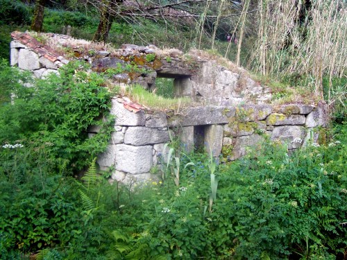 Antigas construccións a carón do Lameira. Un muíño?