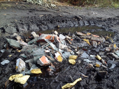 Cristais rotos entre restos de obra.