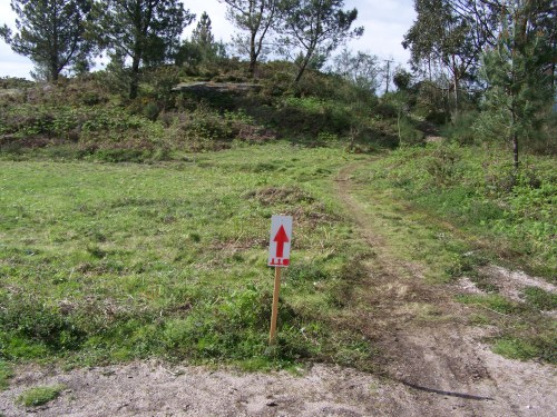Sinal de madeira marcando o trazado da proba deportiva, no Alto do Pornedo.