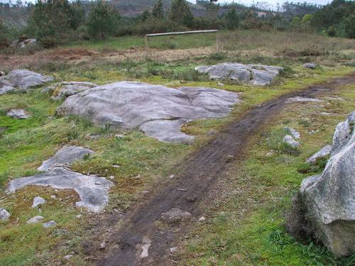 Marcas das rodas atravesando o complexo rupestre de Outeiro da Mina, en Salcedo (foto, Paulo Troitiño).