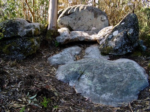 Silla e petroglifos de Champás.