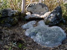 Silla e petroglifos de Champás.