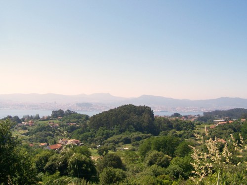 Vista do Monte do Castro dende A Salve, en Moaña.