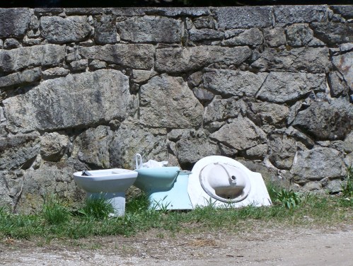Sanitarios abandonados en Outeiro do Cruceiro.