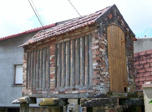 Hórreo no lugar de A Torre, Meira.