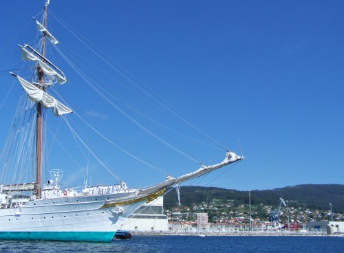 O Monte Pituco, dende a Escola Naval de Marín.