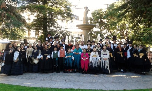 Grupo de Baile de Airiños de San Xulián coas pandereteiras de Fentos e Frouma.