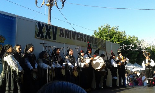Pandereteiras de Fentos e Frouma e músicos do Grupo de Gaitas de Airiños.