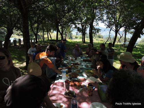 Petisco de despedida na arboreda do Pituco (foto, Paulo Troitiño).