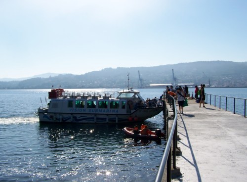 Barco traendo pasaxeiros a Tambo.