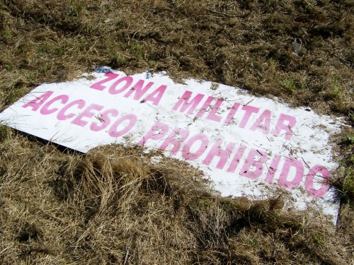 Cartel tirado co lema "Zona militar".