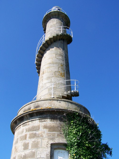 Faro Tenlo na illa de Tambo.