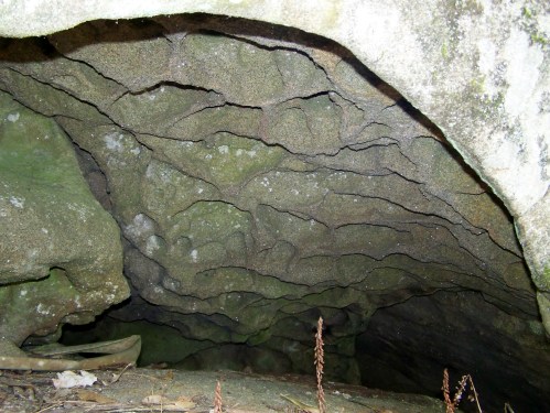 Detalle dun penedo erosionado no sendeiro perimetral de Tambo.