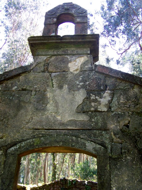 Ruinas da capela de San Miguel.