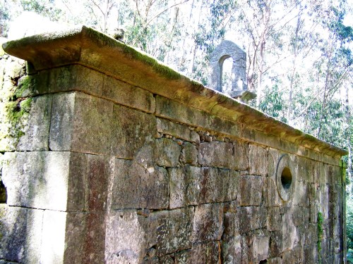 Ruínas da capela de San Miguel.