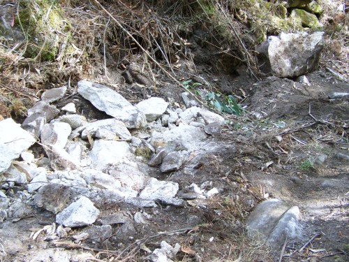 Rodeiras de carro destruídas baixo a nova pista.