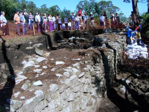 Visita ao castro das Croas, en Salcedo.