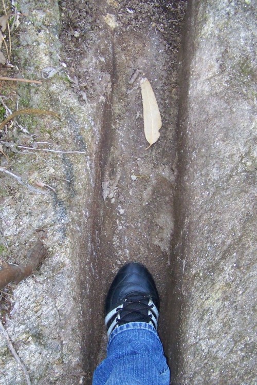 Fondura da rodeira no antigo camiño de carro.