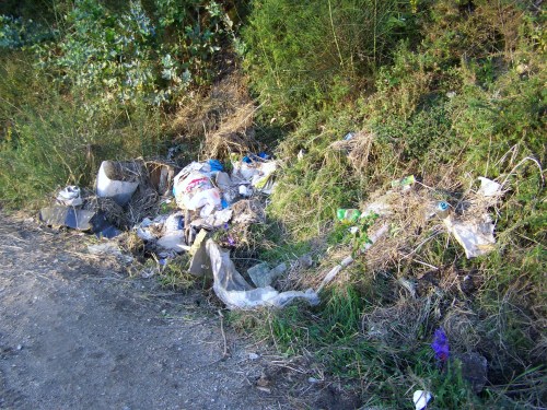 Lixo na pista do Pituco.