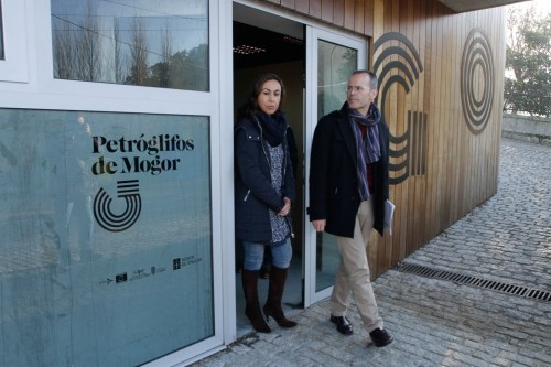 Visita do conselleiro de Cultura aos petroglifos de Mogor (Foto, Xunta).XVazquez Mogor1