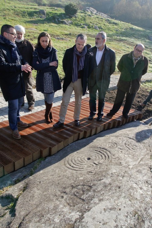 Visita do conselleiro de Cultura aos petroglifos de Mogor (Foto, Xunta).