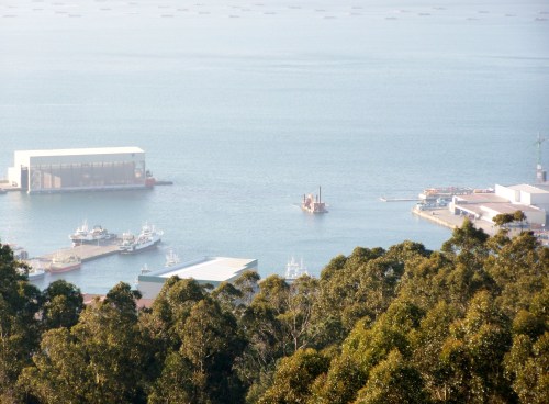 Seguen os recheos no Porto de Marín.